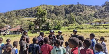 Patroli Pelayanan Kesehatan dari Satgas Yonif 721/Mks untuk Masyarakat Papua.