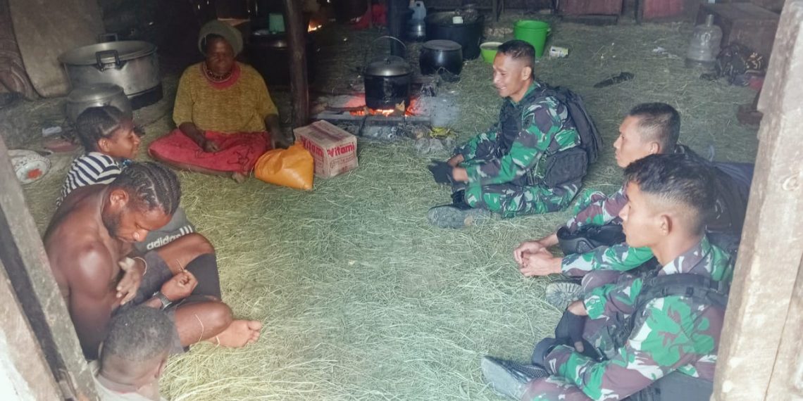 Grebek Dapur, Satgas Yonif 721/Mks Bantu Kesulitan Warga Papua