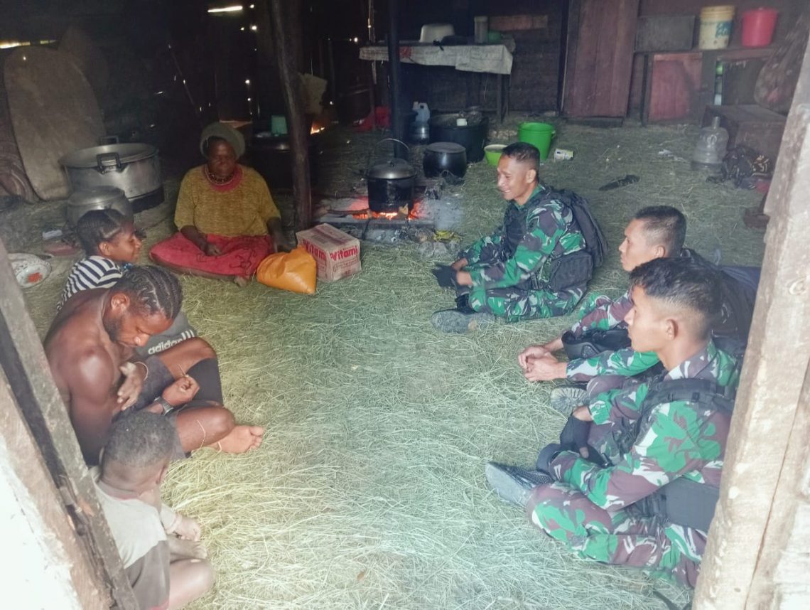 Grebek Dapur, Satgas Yonif 721/Mks Bantu Kesulitan Warga Papua