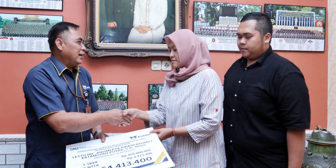 Asabri Serahkan Santunan 450 Juta Kepada Ahli Waris Prajurit Kopassus Yang Gugur Di Papua