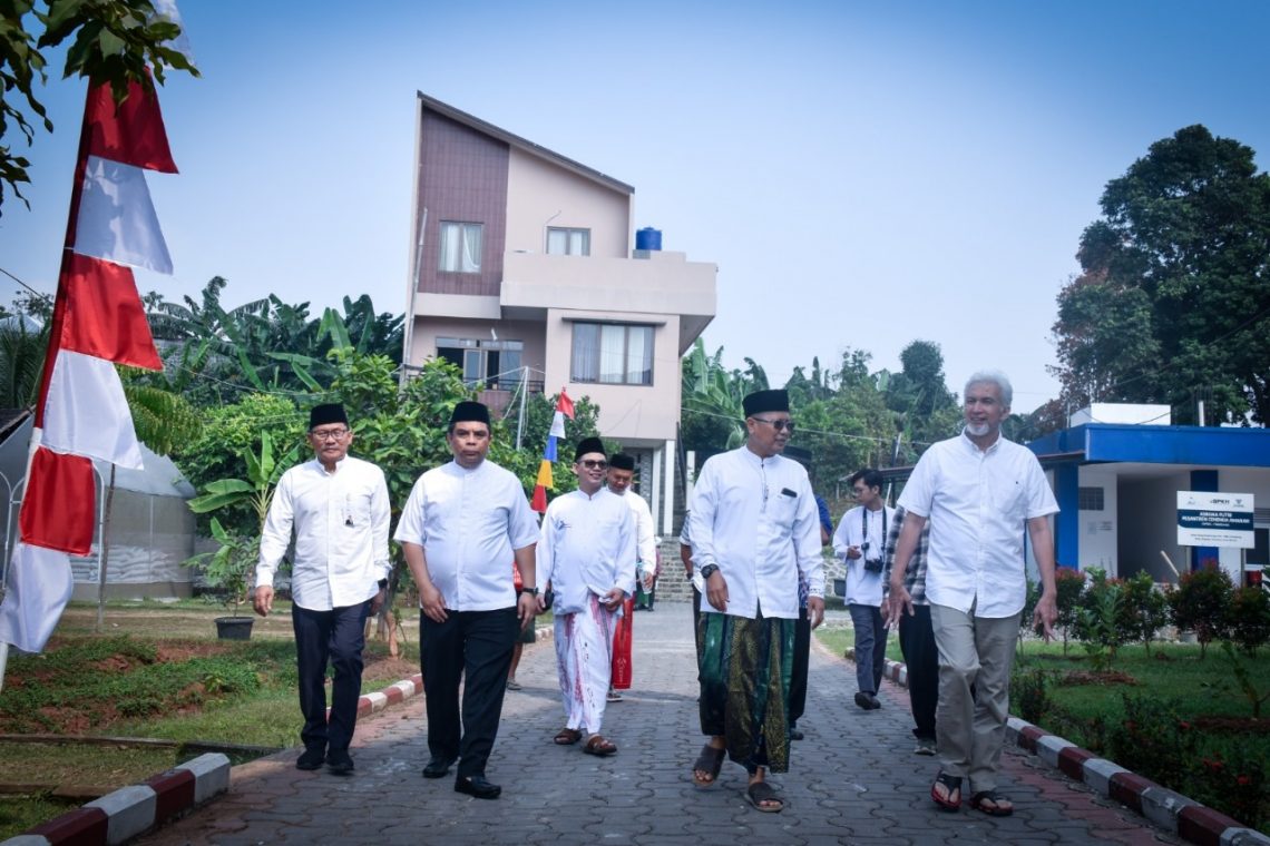 BSI Maslahat dan BSI Serahkan Bantuan Mobil Operasional ke Pesantren Cendekia Amanah