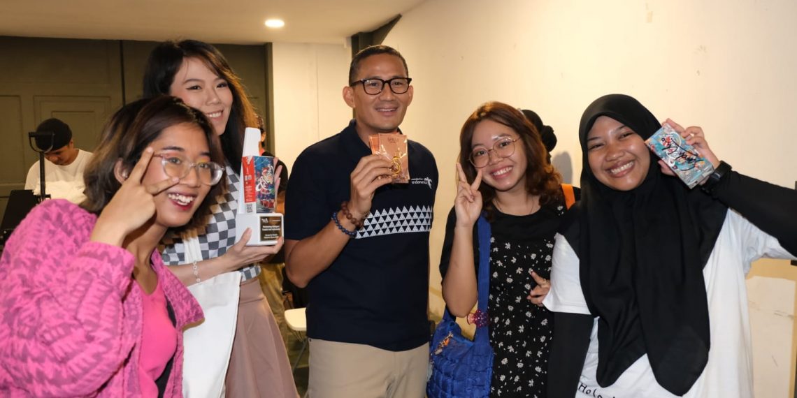 Menteri Sandiaga Salahuddin Uno Kunjungi Pameran Ilustrator Bangga Berbudaya Asli Indonesia TehBotol Sosro