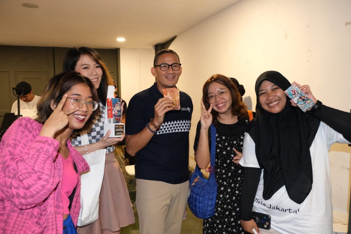 Menteri Sandiaga Salahuddin Uno Kunjungi Pameran Ilustrator Bangga Berbudaya Asli Indonesia TehBotol Sosro