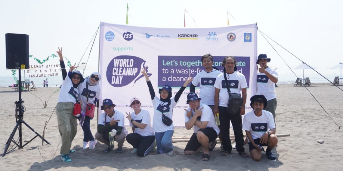 Lets Do Its Dalam Aksi World Cleanup Daydi Pantai Tanjung Pasir