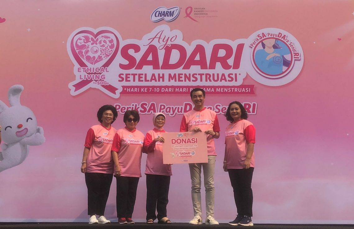Pertama Kalinya dari Brand Pembalut Wanita!Charm Bersama YKPI Mengadakan Ayo SADARI Setelah Menstruasi Fun WalkDengan 100 Survivor Kanker Payudara