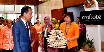 Presiden Joko Widodo Kunjungi Booth Jamkrindo di Pameran INACRAFT