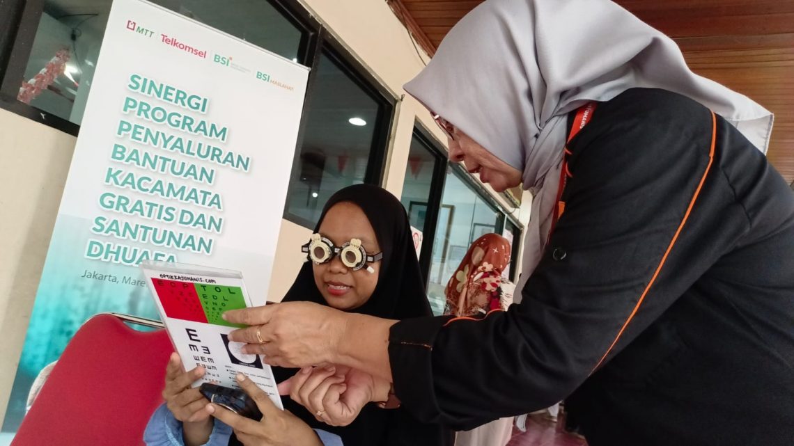 BSI Maslahat, MTT dan Telkomsel Bersinergi Menyalurkan 250 Kacamata Gratis Kepada Guru Ngaji dan Lansia di Kecamatan Mampang Prapatan