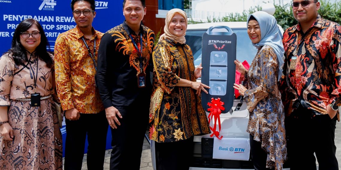 BTN Serahkan Hadiah Mobil dan Motor Listrik kepada Pemenang Program Top Spender Kartu Debit BTN prioritas