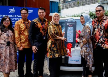 BTN Serahkan Hadiah Mobil dan Motor Listrik kepada Pemenang Program Top Spender Kartu Debit BTN prioritas