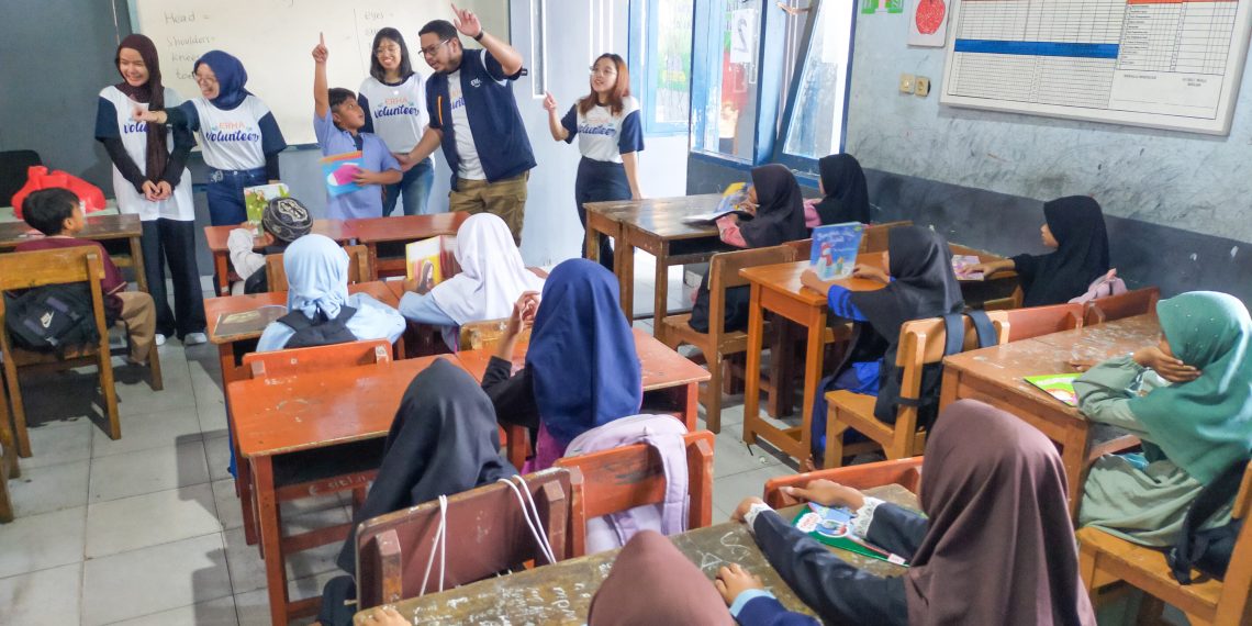 Berkarya Bercerita: Kontribusi Nyata ERHA Ultimate Volunteer dalam Meningkatkan Kualitas Pendidikan Anak Pemulung diBantar Gebang