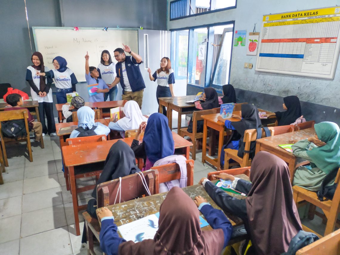 Berkarya Bercerita: Kontribusi Nyata ERHA Ultimate Volunteer dalam Meningkatkan Kualitas Pendidikan Anak Pemulung diBantar Gebang