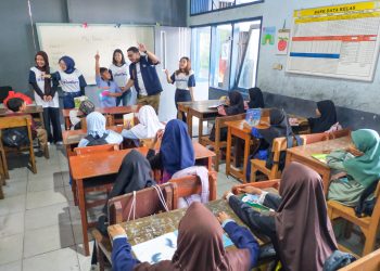 Berkarya Bercerita: Kontribusi Nyata ERHA Ultimate Volunteer dalam Meningkatkan Kualitas Pendidikan Anak Pemulung diBantar Gebang