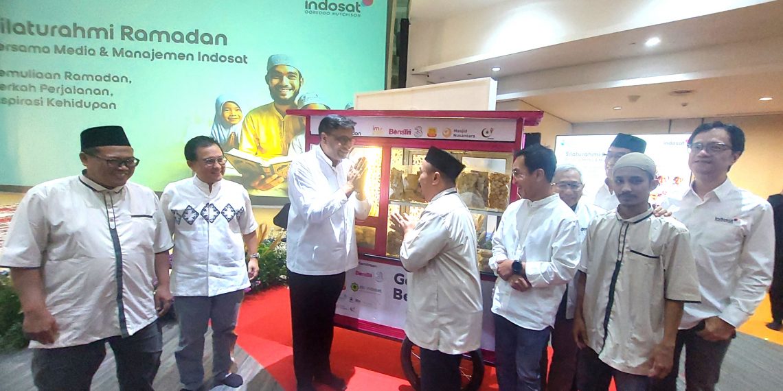 Bantuan Gerobak Berkah Indosat Ooredo Hutchison