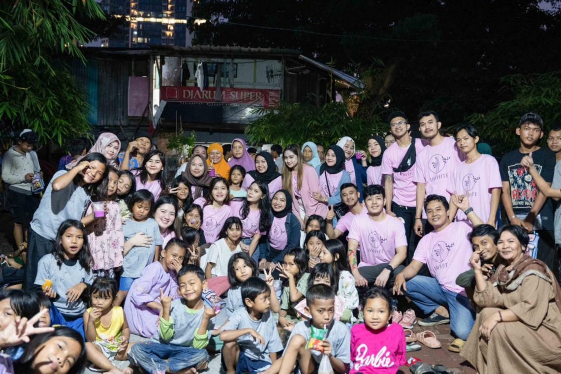 IsWhite Berbagi Berkah Dengan 300 Warga Kampung Pemulung Di Bulan Suci Ramadhan