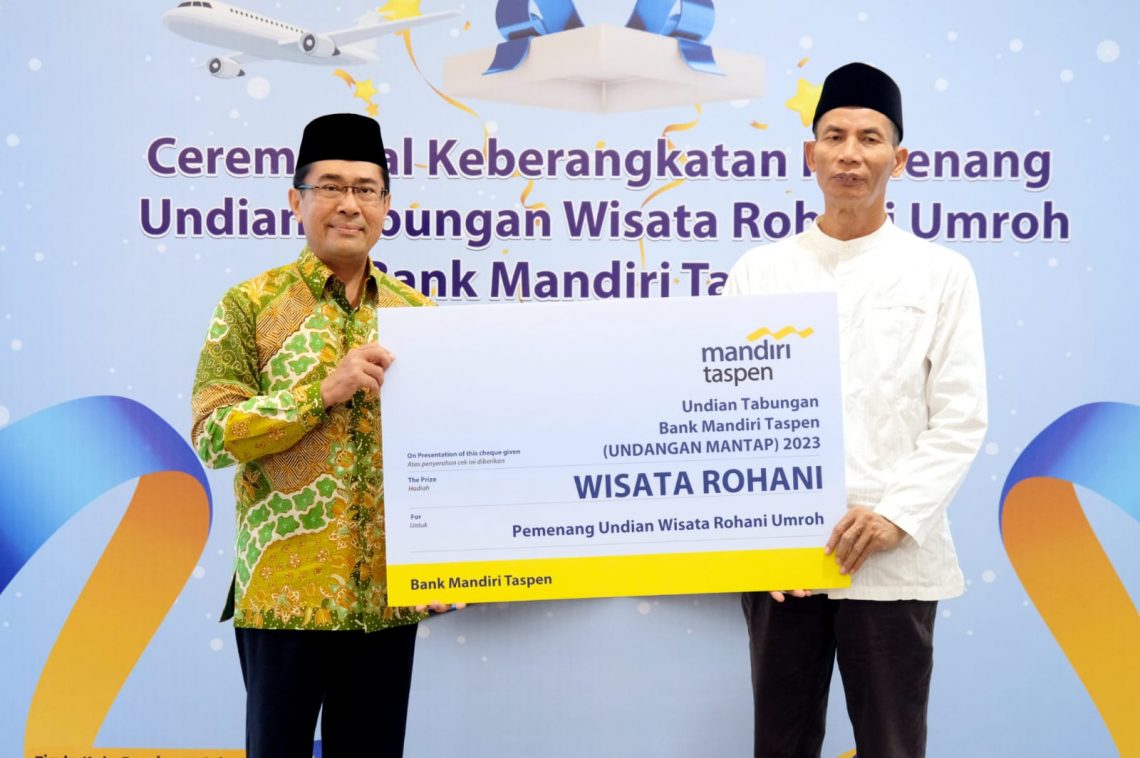 Bank Mandiri Taspen Berangkatkan 8 Pasangan Nasabah Pemenang Undian Umroh