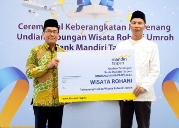 Bank Mandiri Taspen Berangkatkan 8 Pasangan Nasabah Pemenang Undian Umroh