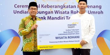 Bank Mandiri Taspen Berangkatkan 8 Pasangan Nasabah Pemenang Undian Umroh