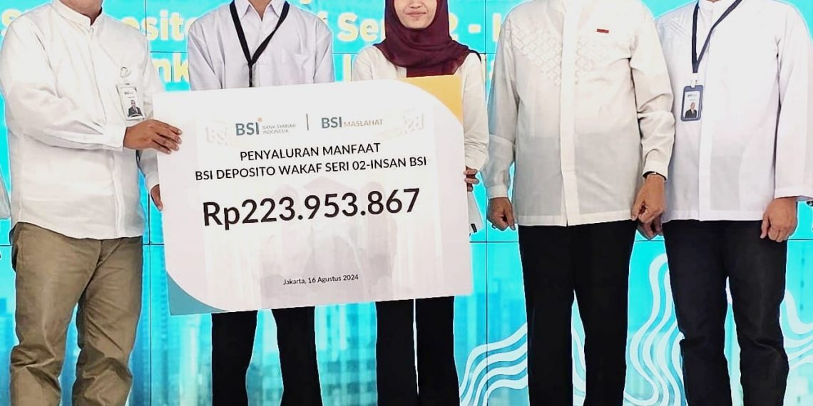 BSI Serahkan Beasiswa Deposito Wakaf