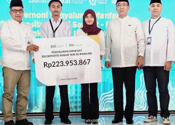 BSI Serahkan Beasiswa Deposito Wakaf