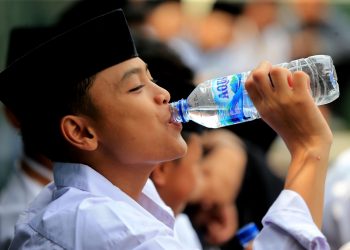 Rayakan Hari Santri Nasional 2024, Danone Indonesia dan Serikat Ekonomi Pesantren Tanam 5000 Bibit Pohon bersama Para Santri