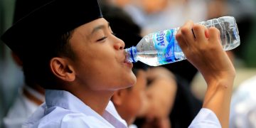 Rayakan Hari Santri Nasional 2024, Danone Indonesia dan Serikat Ekonomi Pesantren Tanam 5000 Bibit Pohon bersama Para Santri