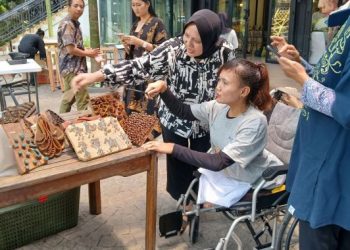 PNM dan JAMKRINDO Latih Perempuan Disabilitas Jadi Wirausaha Batik