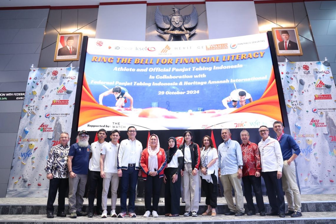 Penekanan Bel Perdagangan BEI Dalam Rangka Literasi Keuangan Bersama Para Atlet Panjat Tebing Indonesia