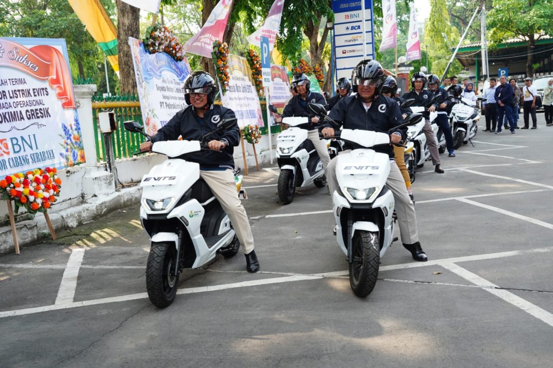 Dorong Operasional Perusahaan Berlandaskan SDGs, Direktur Utama Petrokimia Gresik Dwi Satriyo Bersama ITS Perbarui Ratusan Motor Listrik Operasional
