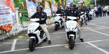 Dorong Operasional Perusahaan Berlandaskan SDGs, Direktur Utama Petrokimia Gresik Dwi Satriyo Bersama ITS Perbarui Ratusan Motor Listrik Operasional