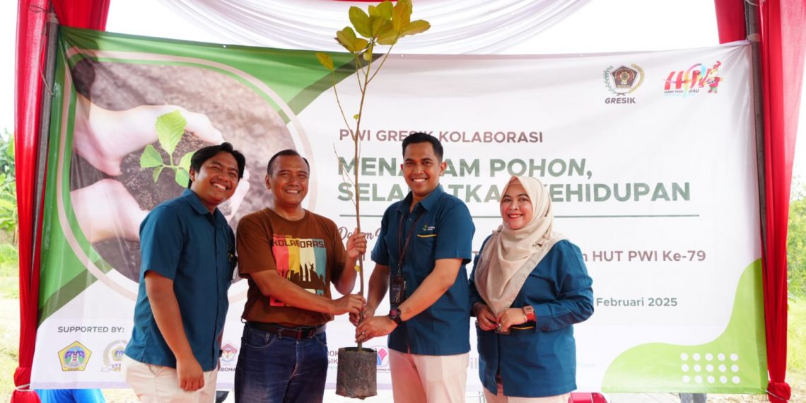 Lestarikan Lingkungan Dan Cegah Bencana Alam, Petrokimia Gresik Bersama Pwi Dan Pemerintah Gresik Tanam Ratusan Pohon Produktif Di Ngargosari Gresik