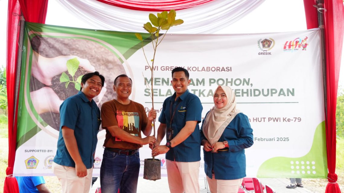 Lestarikan Lingkungan Dan Cegah Bencana Alam, Petrokimia Gresik Bersama Pwi Dan Pemerintah Gresik Tanam Ratusan Pohon Produktif Di Ngargosari Gresik