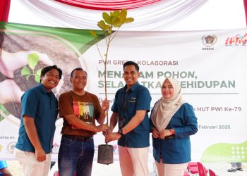 Lestarikan Lingkungan Dan Cegah Bencana Alam, Petrokimia Gresik Bersama Pwi Dan Pemerintah Gresik Tanam Ratusan Pohon Produktif Di Ngargosari Gresik