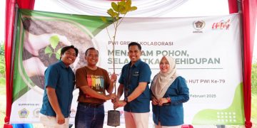 Lestarikan Lingkungan Dan Cegah Bencana Alam, Petrokimia Gresik Bersama Pwi Dan Pemerintah Gresik Tanam Ratusan Pohon Produktif Di Ngargosari Gresik