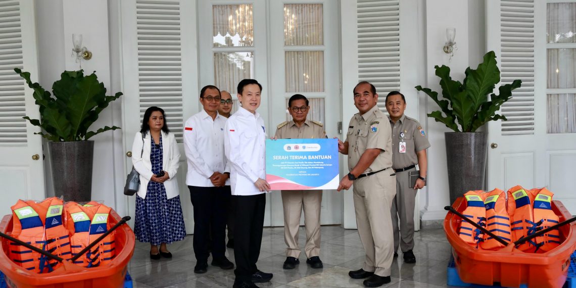 Chandra Asri Group Salurkan Bantuan Perahu Karet Ke BPBD DKI Jakarta