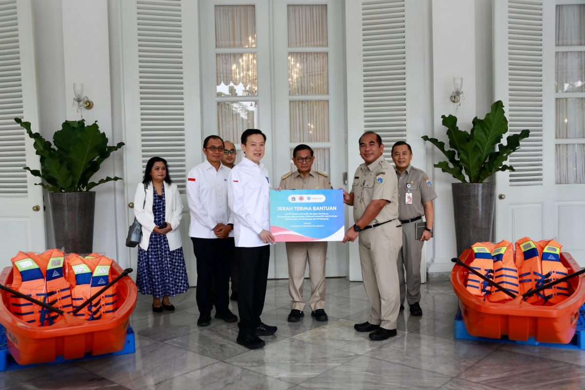 Chandra Asri Group Salurkan Bantuan Perahu Karet Ke BPBD DKI Jakarta