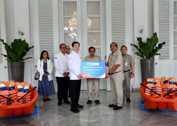 Chandra Asri Group Salurkan Bantuan Perahu Karet Ke BPBD DKI Jakarta