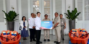 Chandra Asri Group Salurkan Bantuan Perahu Karet Ke BPBD DKI Jakarta