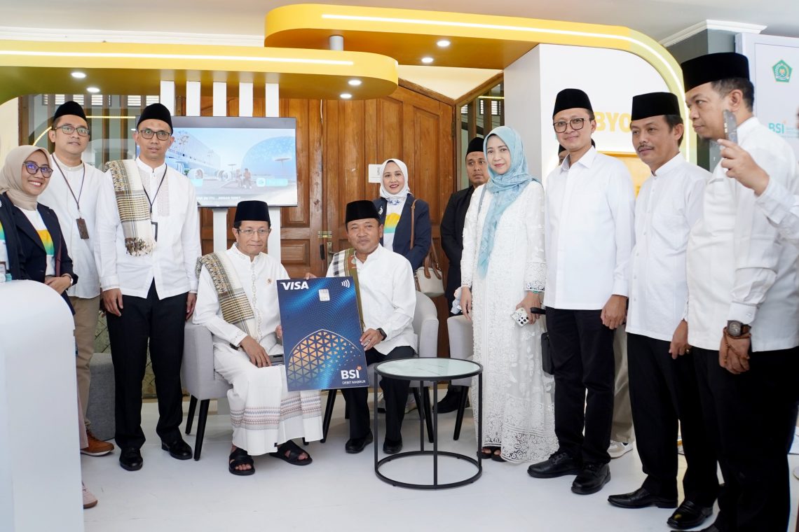 Support Manasik Haji Nasional Serentak di Seluruh Indonesia, BSI Serahkan Kartu BSI Debit Mabrur kepada Calon Jamaah