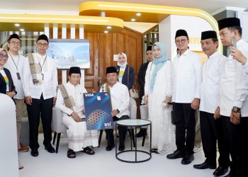 Support Manasik Haji Nasional Serentak di Seluruh Indonesia, BSI Serahkan Kartu BSI Debit Mabrur kepada Calon Jamaah