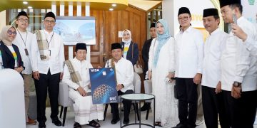 Support Manasik Haji Nasional Serentak di Seluruh Indonesia, BSI Serahkan Kartu BSI Debit Mabrur kepada Calon Jamaah