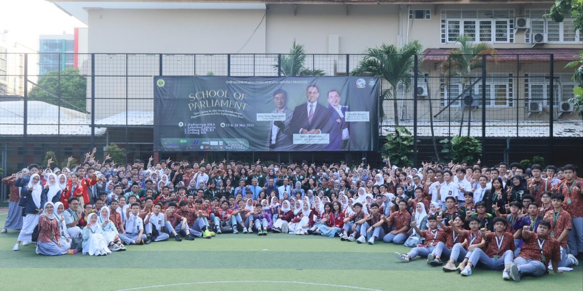 School of Parliament SMA Labschool Jakarta: Regenerasi Semangat Demokrasi Muda-Mudi