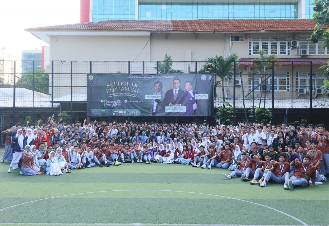 School of Parliament SMA Labschool Jakarta: Regenerasi Semangat Demokrasi Muda-Mudi