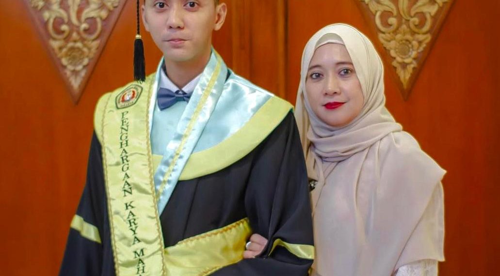 Jatuh Bangun Generasi Sandwich: Anak Driver Taxi, yang Lulus Cumlaude dan Kini Jadi Diaspora di Australia