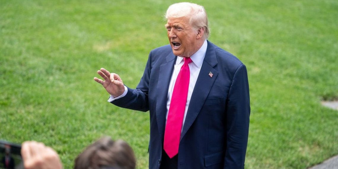 Ekonom Ungkap Potensi Gelombang PHK di RI Efek dari Tarif Trump 19 Persen