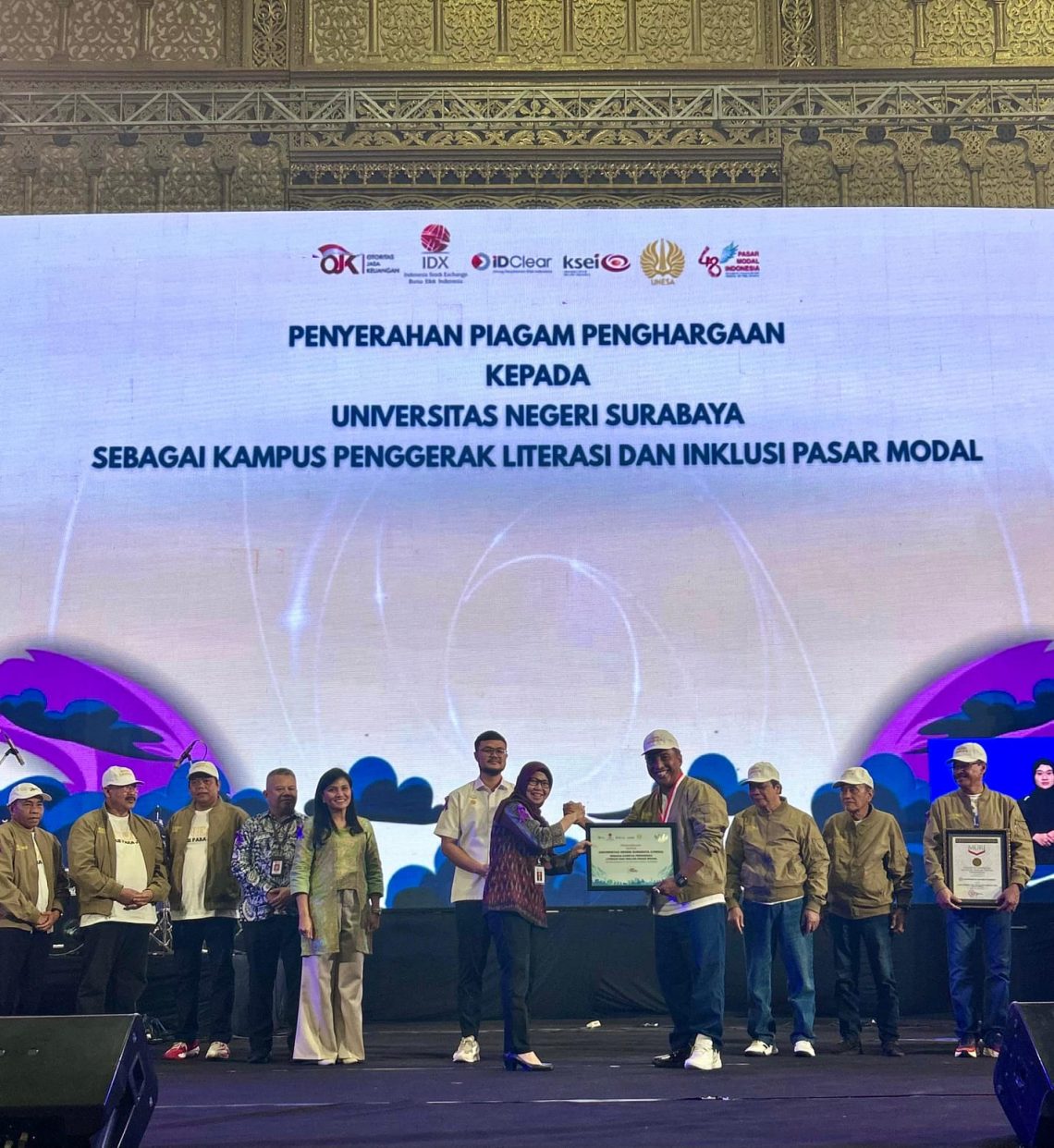 Pasar Modal Indonesia Memberikan Penghargaan kepada UNESA sebagai Kampus Penggerak Literasi dan Inklusi Pasar Modal