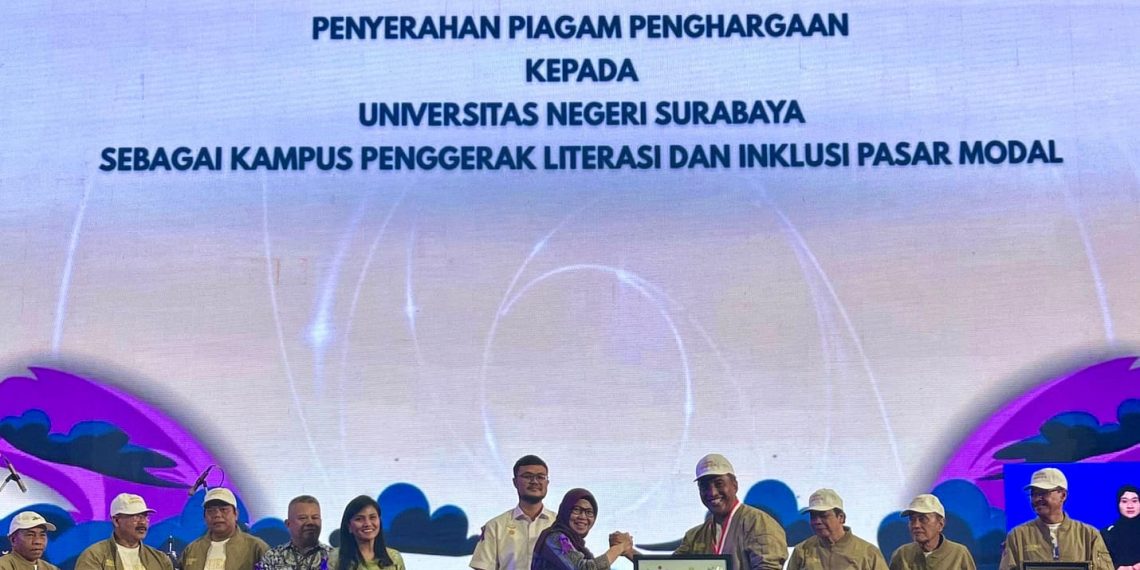 Pasar Modal Indonesia Memberikan Penghargaan kepada UNESA sebagai Kampus Penggerak Literasi dan Inklusi Pasar Modal