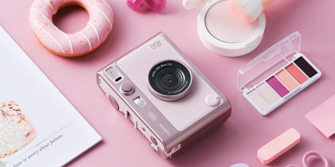 Gentle Rose Jadi Warna Baru instax mini Evo™, Pilihan Gaya Hidup Anak Muda Indonesia