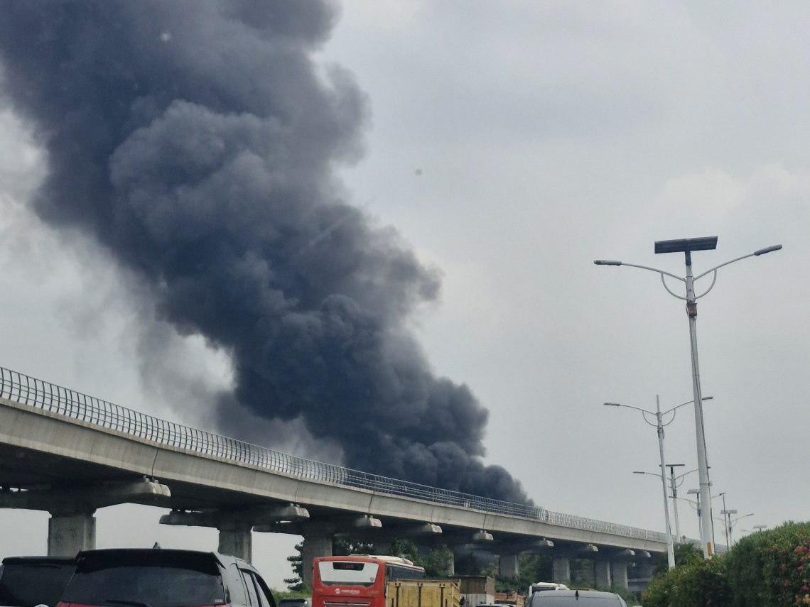Kebakaran Terjadi di Sekitar Tol Jagorawi, Asap Tebal Terlihat dari LRT dan Jalan Tol