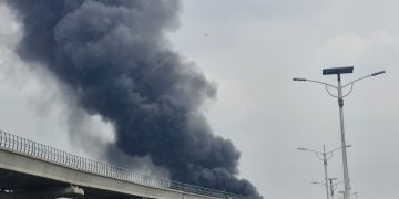 Kebakaran Terjadi di Sekitar Tol Jagorawi, Asap Tebal Terlihat dari LRT dan Jalan Tol