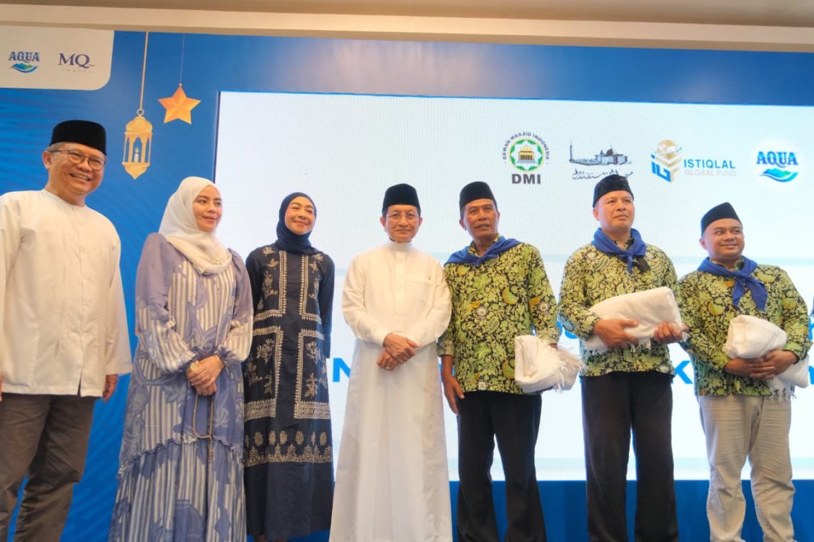 Menteri Agama Lepas Keberangkatan Umrah untuk Khadimatul Masjid Kolaborasi AQUA, DMI, dan Masjid Istiqlal